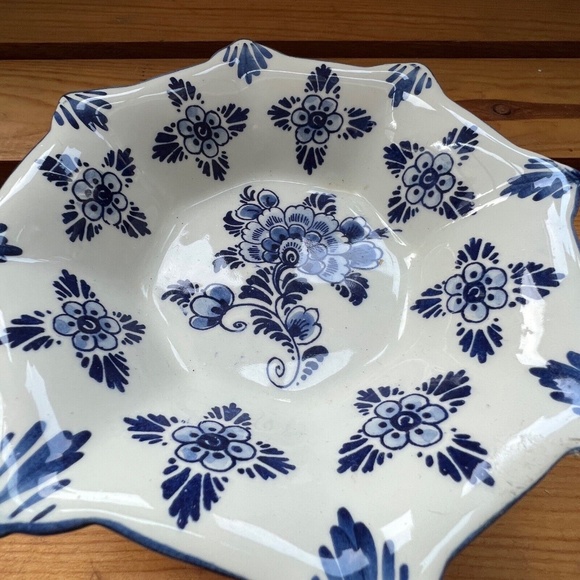 DELFT Blue Holland Candy Dish Hand Painted Blue and Cream Pointed Edges 7" Dia - Picture 5 of 6
